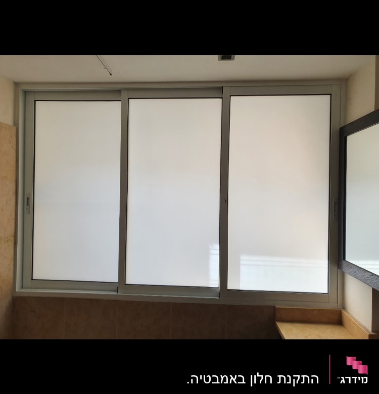 חלון אלומיניום עם מסגרת אפורה